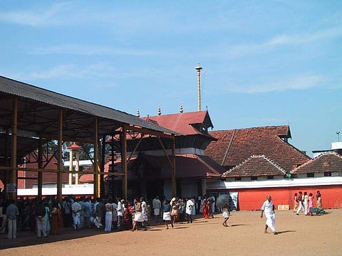 ശബരിമലയില് പോകുന്ന സ്ത്രീകള്ക്ക് സൗകര്യമൊരുക്കി ഗുരുവായൂര് ദേവസ്വം: ഇത്തവണ സ്ത്രീകള്ക്കും വിരിവെക്കാം