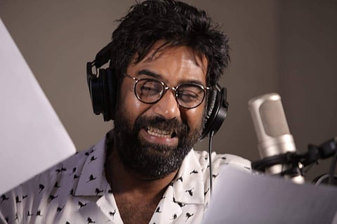 ആനക്കാട്ടില് ചാക്കോച്ചി പാട്ടും പാടും; ആനക്കള്ളനില് പിന്നണിഗായകനായി ബിജുമേനോന്