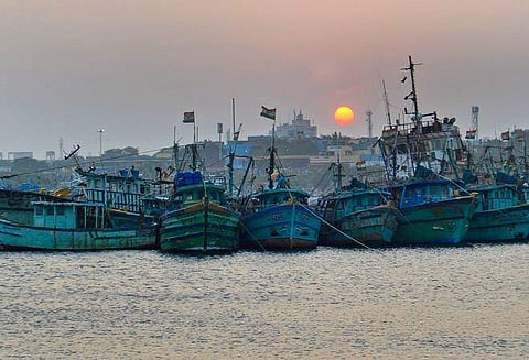 ഗജ ചുഴലിക്കാറ്റ് തീരത്തോടടുക്കുന്നു: തമിഴ്നാട്ടില് കനത്ത ജാഗ്രത