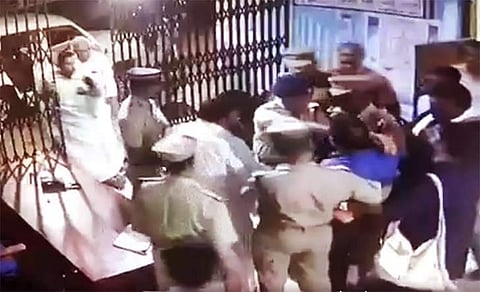 ഇരുമുടിക്കെട്ട് നിലത്തിട്ട് കെ സുരേന്ദ്രന്; വീഡിയോ സോഷ്യല് മീഡിയയില് വൈറല്
