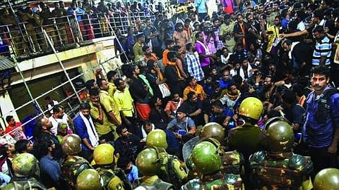സന്നിധാനത്ത് വിലക്ക് ലംഘിച്ച് നാമജപം; അറസ്റ്റിലായവരില് രാഷ്ട്രീയ ക്രിമിനല് കേസ് പ്രതികള്; സംഘത്തിലുണ്ടായ കുട്ടിയെയും അച്ഛനെയും വിട്ടയച്ചു
