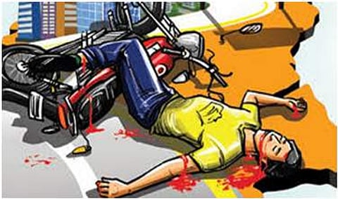 കാഴ്ചക്കാര് നാണം കെട്ടു; നടുറോഡില് ചോരവാര്ന്നു കിടന്നവരുടെ ജീവന് രക്ഷിച്ച് വീട്ടമ്മ