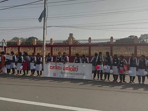 'പെരുന്നയിലെ പ്രമാണിമാരുടെ ദ്രവിച്ച ആചാരങ്ങളൊടൊപ്പമല്ല, നവോത്ഥാനമൂല്യങ്ങള്ക്ക് ഒപ്പം' ; എന്എസ്എസിന്റെ കോളേജില് തന്നെ വനിതാ മതില് സംഘടിപ്പിച്ച് എസ്എഫ്ഐ ( ചിത്രങ്ങള് )