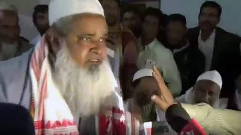 പോ നായേ, അടിച്ച് നിന്റെ തല പൊട്ടിക്കും; മാധ്യമ പ്രവര്ത്തകനോട് ആക്രോശിച്ച് നേതാവ് (വീഡിയോ)