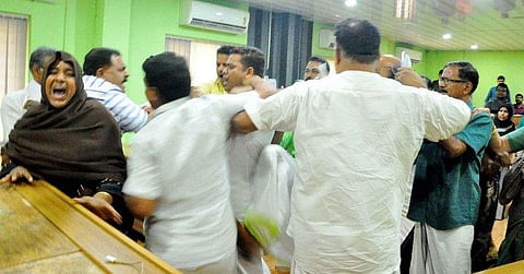 കോട്ടക്കല് നഗരസഭാ കൗണ്സിലില് സിപിഎം- മുസ്ലീം ലീഗ് അടിപിടി: അഞ്ച് പേര് ആശുപത്രിയില്