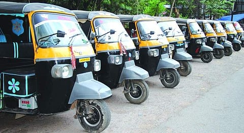 ഓട്ടോ നിരക്കിലെ കൊള്ളയ്ക്ക് സര്ക്കാര് 'ആപ്പ്' ; ചാര്ജ് ഇനി മൊബൈലില് തെളിയും
