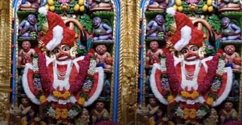 സാന്താക്ലോസ് വേഷത്തില് ഹനുമാന്: ദൈവത്തിന്റെ തണുപ്പകറ്റാനെന്ന് വാദം: അടുത്ത വിവാദം ആരംഭിച്ചു