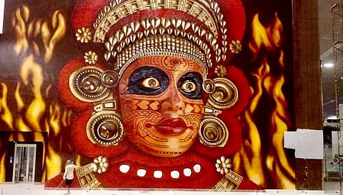 കണ്ണൂര് വിമാനത്താവളത്തില് യാത്രക്കാരെ വരവേല്ക്കാന് ഒരുങ്ങി വിഷ്ണുമൂര്ത്തി തെയ്യം
