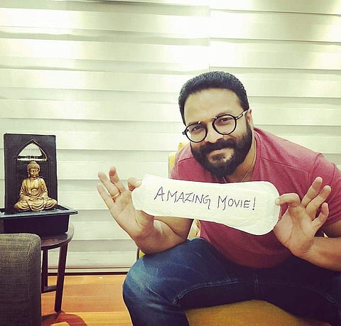 പാഡില് അമേസിങ് മൂവി എന്നെഴുതി നടന് ജയസൂര്യ