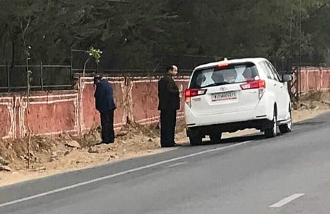 സ്വച്ഛ് ഭാരതിനെക്കുറിച്ച് വാതോരാതെ മോദി ; പൊതു നിരത്തില് 'കാര്യം സാധിച്ച്' ബിജെപി മന്ത്രി