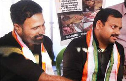 ഷുഹൈബ് വധം : യൂത്ത് കോൺഗ്രസ് നിരാഹാര സമരം അവസാനിപ്പിച്ചു; നേതാക്കളെ ആശുപത്രിയിലേക്ക് മാറ്റി