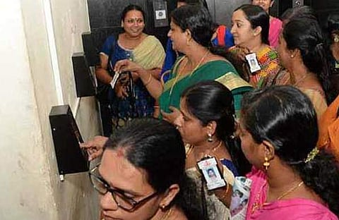 സെക്രട്ടേറിയറ്റിലെ പഞ്ചിംഗ് : വൈകിയെത്തിയ ജീവനക്കാര്ക്ക് നല്കിയ കാരണം കാണിക്കല് നോട്ടീസ് പിന്വലിച്ചു