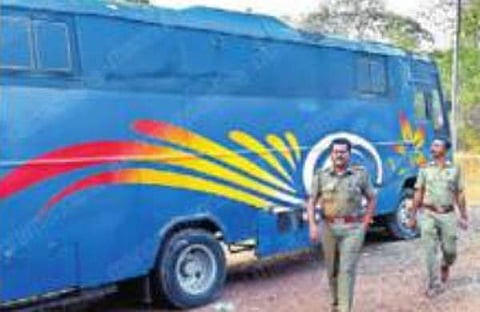 യുവ താരത്തിനു വിശ്രമിക്കാന് എത്തിച്ച തമിഴ്നാട് കാരവന് ഷൂട്ടിങ് ലൊക്കേഷനില് കയറി കസ്റ്റഡിയിലെടുത്തു