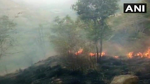 തേനിയില് കാട്ടു തീ: നാല്പ്പത് വിദ്യാര്ത്ഥികള് കുടുങ്ങിക്കിടക്കുന്നു, ഒരു മരണം