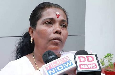 മുടി ചീകിക്കെട്ടിക്കുന്ന ജോലിവരെ ചെയ്യിച്ചു, രാജേശ്വരിക്കെതിരെ വനിതാ പൊലീസുകാര് ; സുരക്ഷ പിന്വലിച്ചു