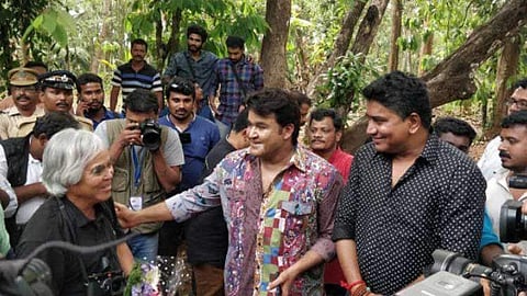 മോഹന്ലാലിനെ കാണാന് നിക് ഉട്ട് തേങ്കുറിശിയില്: ചിത്രങ്ങള് കാണാം