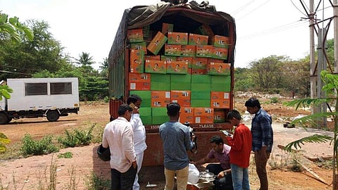 കര്ണാടക തെരഞ്ഞടുപ്പ്: 54 ലക്ഷം രൂപ പിടികൂടി; വോട്ടര്മാരെ സ്വാധിനിക്കാന് പ്രഷര് കുക്കറുമായി കോണ്ഗ്രസ് നേതാവ്