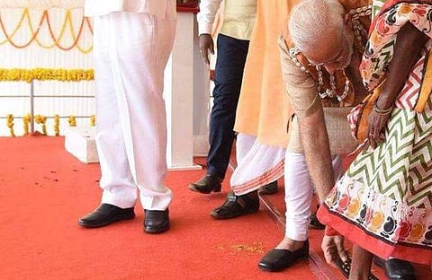 ആദിവാസി സ്ത്രീയെ ചെരുപ്പണിയിച്ച് നരേന്ദ്രമോദി; വീഡിയോ വൈറല്