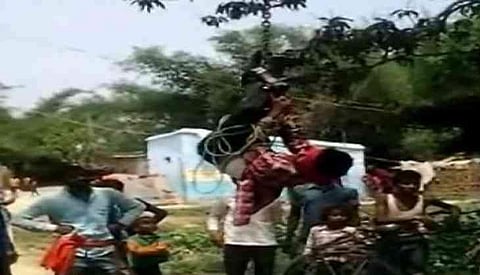 ഫോണ് മോഷ്ടിച്ചതിന് യുവാവിനെ മര്ദ്ദിച്ച് തലകീഴായി കെട്ടിത്തൂക്കി