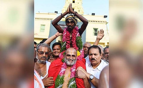 ഹൈദരാബാദില് ദളിത് യുവാവിനെ ചുമലിലേറ്റി ക്ഷേത്രം പൂജാരി: വീഡിയോ വൈറല്
