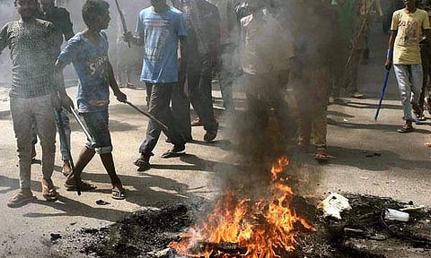 ശബരിമല വിഷയത്തില് പെണ്കുട്ടിയെ മര്ദ്ദിച്ച സംഭവം; വൈക്കത്ത് സിപിഎം- ആര്എസ്എസ് സംഘര്ഷം, നാളെ ഹര്ത്താല്