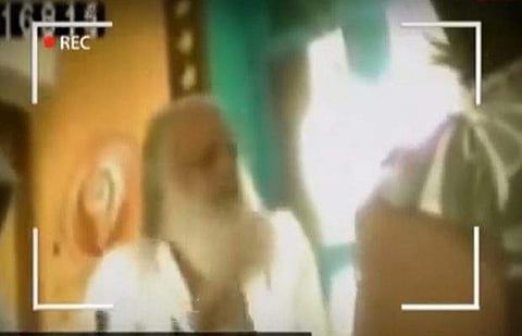 എന്നോടൊപ്പം ഉറങ്ങൂ... എല്ലാ വേദനയും മറക്കാം: സ്റ്റിങ് ഓപ്പറേഷനിടെ വനിതാ റിപ്പോര്ട്ടറോട് ആസാറാം ബാപ്പു (വിഡിയോ)