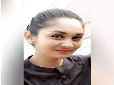 അമ്മയുടെ കയ്യില് നിന്ന് വഴുതിവീണ കുഞ്ഞിനെ താങ്ങിയെടുത്ത് എയര്ഹോസ്റ്റസ്