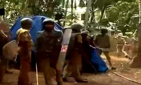 ദേശീയപാത സര്വേക്കെതിരെ പ്രതിഷേധം : വേങ്ങരയില് സംഘര്ഷം, ലാത്തിച്ചാര്ജ്, പൊലീസ് ഗ്രനേഡ് പ്രയോഗിച്ചു