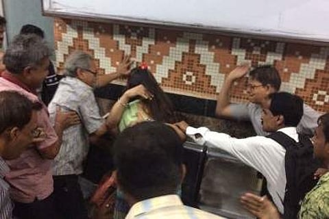 മെട്രോ ട്രെയ്നില് കെട്ടിപ്പിടിച്ചു; യുവാവിനേയും യുവതിയേയും സഹയാത്രികര് വളഞ്ഞിട്ട് തല്ലി