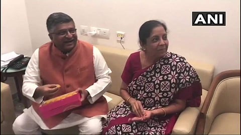 സര്ക്കാര് രൂപീകരണം : കേന്ദ്രമന്ത്രിമാരായ പ്രകാശ് ജാവദേക്കറും രവിശങ്കര് പ്രസാദും ബംഗലൂരുവിലേക്ക്
