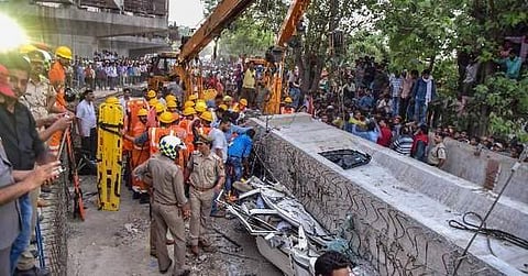 വാരാണസിയിൽ മേൽപ്പാലം തകർന്നത് പ്രകൃതി ദുരന്തം മൂലമെന്ന് സർക്കാർ ഉദ്യോഗസ്ഥൻ