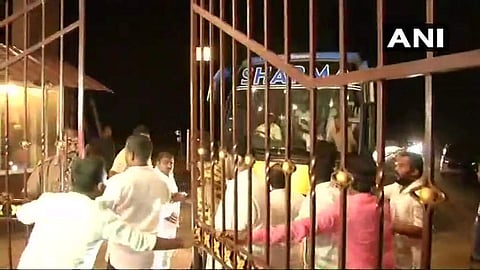 എംഎല്എമാര് കേരളത്തിലേക്ക്? വാളയാറില് കനത്ത സുരക്ഷയൊരുക്കി കേരള പൊലീസ്