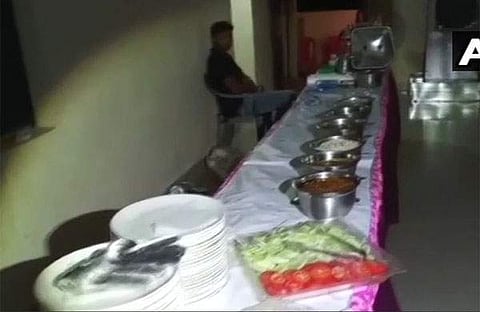 ദലിതരുടെ വീട്ടില് ഭക്ഷണം: യുപി മന്ത്രിക്കായി ഫൈവ് സ്റ്റാര് സദ്യ പുറത്തുനിന്ന്, മന്ത്രിയുടെ വരവ് അറിഞ്ഞുപോലുമില്ലെന്ന് ഗൃഹനാഥന്