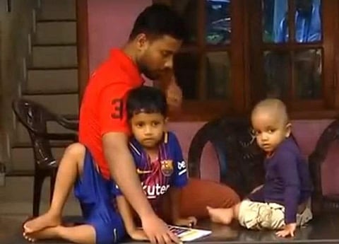 സജീഷ് ഇനി തിരിച്ചുപോകുന്നില്ല; കുഞ്ചുവിനും സിദ്ധുവിനും ഇനി അച്ഛന് മാത്രം