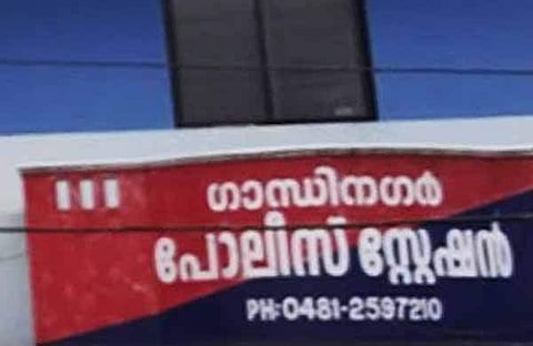 കെവിന് വധം: പൊലീസ് സ്റ്റേഷനില് നാടകീയ രംഗങ്ങള്, ഡ്രൈവര് സ്റ്റേഷനില് നിന്ന് ഇറങ്ങിയോടി, പൊലീസുകാര് പിന്തുടര്ന്നുപിടികൂടി