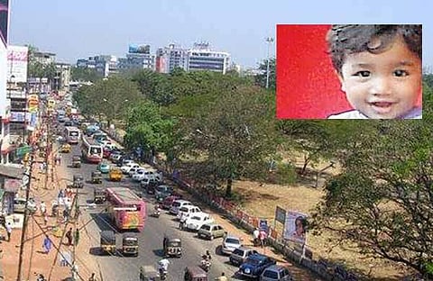 അച്ഛന് ഓടിച്ച കാറിന്റെ ഡോര് തുറന്ന് ഒന്നര വയസുകാരന് നടുറോഡില്, നഗരമധ്യത്തില് റോഡില് വീണ കുഞ്ഞിന് രക്ഷയായത് പൊലീസുകാര്