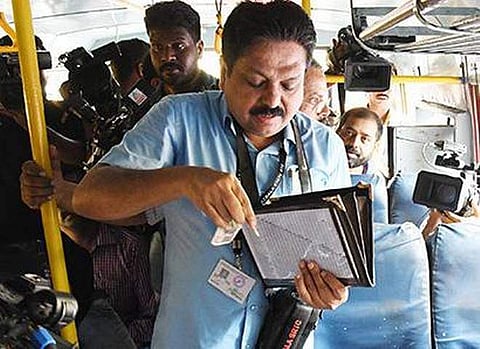 തച്ചങ്കരിക്കെതിരെ പരാതി പറയാനെത്തി ; മുഖ്യമന്ത്രി മുഖം തിരിച്ചപ്പോള് സര്ക്കാരിന് അഭിവാദ്യം അര്പ്പിച്ച് മടങ്ങി