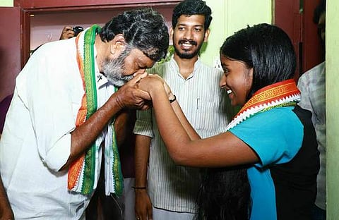 എ പ്ലസുകാരിയെ അഭിനന്ദിക്കാന് വീടിന്റെ പൂട്ടുപൊളിച്ച് സ്ഥാനാര്ത്ഥി