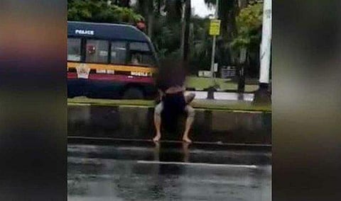 മറൈന് ഡ്രൈവില് പരസ്പരം മറന്ന് കമിതാക്കള്; കണ്ടുനിന്നവര് ഫോണില് പകര്ത്തി; വീഡിയോ സോഷ്യല് മീഡിയയില് വൈറല്