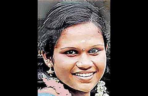 മുരിങ്ങയില പറിക്കുന്നതിനിടെ ഇരുമ്പു തോട്ടി വൈദ്യുതി കമ്പിയില് തട്ടി; ഷോക്കേറ്റ് നവവധു മരിച്ചു