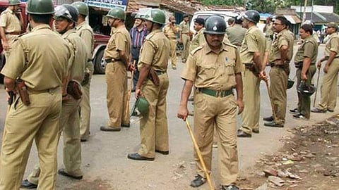 എടത്തല സ്റ്റേഷന് ഉപരോധത്തിനിടെ വനിതാ പൊലീസിന് പരുക്ക്; നട്ടെല്ലിന് ക്ഷതമേറ്റെന്ന് പൊലീസ്