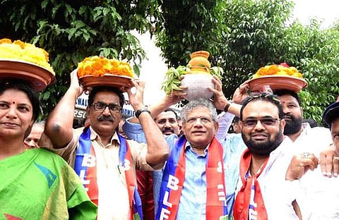 തലയില് കലശക്കുടവുമായി കാളീപൂജയില് സീതാറാം യെച്ചൂരി; വീണ്ടും വിമര്ശനം, വിവാദം