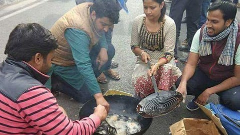 പക്കോഡ ഉണ്ടാക്കി പ്രധാനമന്ത്രിക്കെതിരെ പ്രതിഷേധിച്ച വിദ്യാര്ഥിക്ക് 20,000 രൂപ പിഴ