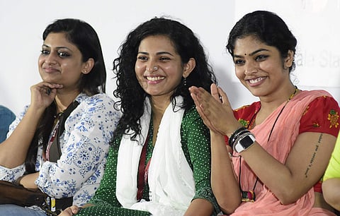 'അവരെ ബഹുമാനത്തോടെ അവഗണിക്കാനേ പറ്റൂ' ആള്ക്കൂട്ട മനശാസ്ത്രം വേറെയാണെന്ന് പാര്വതി