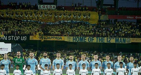 ഗ്യാലറിയില് ഇരിക്കുന്ന ആ കൊമ്പനെ കണ്ടോ? തലയില് കെട്ടുള്ള കൊമ്പനെ ഓര്മിപ്പിച്ച് ആരാധകര്