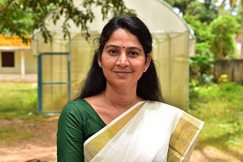 ഭരണപക്ഷ എംഎല്എ ആയിട്ടും തനിക്ക് ഒന്നും ചെയ്യാന് കഴിയുന്നില്ല; പൊതുവേദിയില് പൊട്ടിക്കരഞ്ഞ് പ്രതിഭാ ഹരി