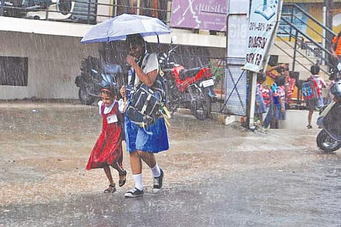 തിരുവനന്തപുരത്ത് ദുരിതാശ്വാസ ക്യാമ്പുകള് പ്രവര്ത്തിക്കുന്ന സ്കൂളുകള്ക്ക് അവധി