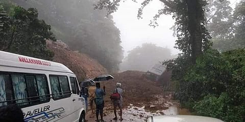 കുതിരാന് സമീപം വീണ്ടും മണ്ണിടിച്ചിൽ: ഗതാഗതം പുനസ്ഥാപിക്കാനാവുന്നില്ല