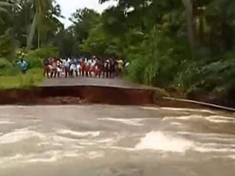 തൃശൂരില് ബണ്ട് തകര്ന്നു ; എട്ടുമന ഗ്രാമം വെള്ളത്തിനടിയില്
