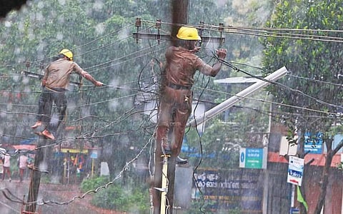 പ്രളയക്കെടുതിയില് വൈദ്യുതബോര്ഡിന് നഷ്ടം 820 കോടി; 350 കോടിയുടെ ഉപകരണങ്ങള് തകര്ന്നു; 470 കോടിയുടെ വരുമാനനഷ്ടം